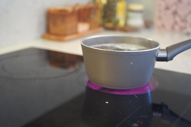 Кастрюля на плите в домашней кухне
